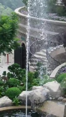 Teleferiği çekiyor. Füniküler çekimler mimari kaleler sanat sarayları sanat dağları yükseklik turizm mekanları güzel manzaralar harika ünlü yerler. Ba Na Hills Da Nang Vietnam 05.21.2025