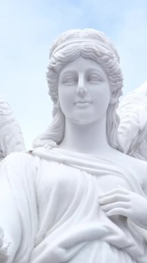 Teleferiği çekiyor. Füniküler çekimler mimari kaleler sanat sarayları sanat dağları yükseklik turizm mekanları güzel manzaralar harika ünlü yerler. Ba Na Hills Da Nang Vietnam 05.21.2025