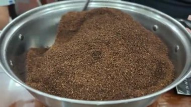 Metal kâse kahveyi değişik türde kahveyle karıştırır. Yüksek kalite 4k görüntü