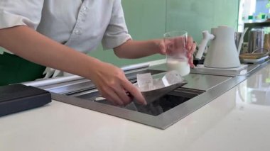 Matcha latte baştan sona, adım adım, pahalı ve profesyonel bir ürünle yapılıyor. Matcha, güzel, yeşil, beyaz bir renk içiyor. Yüksek kalite 4k görüntü