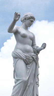 Teleferiği çekiyor. Füniküler çekimler mimari kaleler sanat sarayları sanat dağları yükseklik turizm mekanları güzel manzaralar harika ünlü yerler. Ba Na Hills Da Nang Vietnam 05.21.2025