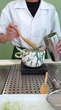 Matcha latte baştan sona, adım adım, pahalı ve profesyonel bir ürünle yapılıyor. Matcha, güzel, yeşil, beyaz bir renk içiyor. Yüksek kalite 4k görüntü
