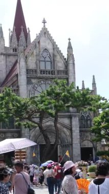 Farklı milletlerden gelen turist kalabalığı sanat sarayları, yüksek turizm merkezleri, güzel manzaralı, ünlü yerler. Ba Na Hills Da Nang Vietnam 05.21.2025