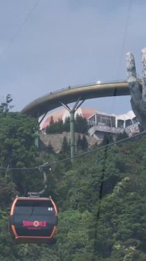 Teleferiği çekiyor. Füniküler çekimler mimari kaleler sanat sarayları sanat dağları yükseklik turizm mekanları güzel manzaralar harika ünlü yerler. Ba Na Hills Da Nang Vietnam 05.21.2025