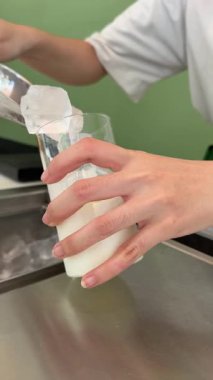 Dönen ve krema döken süper yavaş çekim. Yüksek hızlı sinema kamerası, yüksek kalite 4K görüntü.