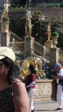 Peterhof altın heykelleri çekimleri kopyalıyor mimari kaleler sanat sarayları yükseklik turizm mekanları güzel manzaralar ünlü mekanlar için. Ba Na Hills Da Nang Vietnam 05.21.2025