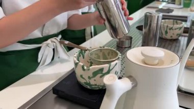 Matcha latte baştan sona, adım adım, pahalı ve profesyonel bir ürünle yapılıyor. Matcha, güzel, yeşil, beyaz bir renk içiyor. Yüksek kalite 4k görüntü