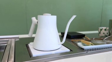 Matcha latte baştan sona, adım adım, pahalı ve profesyonel bir ürünle yapılıyor. Matcha, güzel, yeşil, beyaz bir renk içiyor. Yüksek kalite 4k görüntü