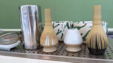 Matcha latte baştan sona, adım adım, pahalı ve profesyonel bir ürünle yapılıyor. Matcha, güzel, yeşil, beyaz bir renk içiyor. Yüksek kalite 4k görüntü