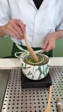 Matcha latte baştan sona, adım adım, pahalı ve profesyonel bir ürünle yapılıyor. Matcha, güzel, yeşil, beyaz bir renk içiyor. Yüksek kalite 4k görüntü
