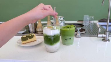 İçecekler ve tatlılar yeşil kibritli peynirli kek milkshake dondurması ve buzlu içecek gerçek bir kahve dükkanında doğru içeceklerin hazırlandığı yerde. Yüksek kalite 4k görüntü