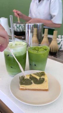 İçecekler ve tatlılar yeşil kibritli peynirli kek milkshake dondurması ve buzlu içecek gerçek bir kahve dükkanında doğru içeceklerin hazırlandığı yerde. Yüksek kalite 4k görüntü