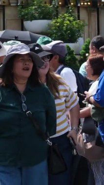 Farklı milletlerden gelen turist kalabalığı sanat sarayları, yüksek turizm merkezleri, güzel manzaralı, ünlü yerler. Ba Na Hills Da Nang Vietnam 05.21.2025