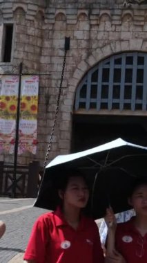 Moulin Rouge Yel değirmeni Fransa Kaleleri sanat sarayları yükseklik turizmi fotoğrafları için güzel manzaralı ünlü yerler. Ba Na Hills Da Nang Vietnam 05.21.2025