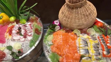 Etkili bir sashimi ve deniz ürünleri gösterisi. Yüksek kalite 4k görüntü