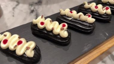 Vanilyalı dondurmayla çikolatalı kek servis ediyorum. Şef lezzetli brovnilerin üzerine dondurma koydu. Yüksek kalite 4k görüntü