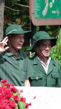 Vietnam Savaşı gazileri, madalyalı ve sigaralı yaşlı adamlar kameraya bakan yaşlı ve üniformalı kahramanlara bakan tipler. Vietnam Danang 05.21.2025 