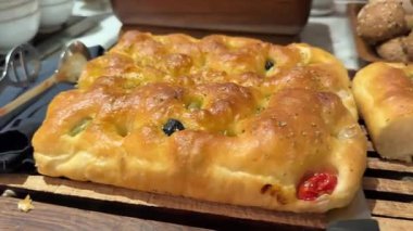 İtalya 'nın Bergamo kentindeki fırının tezgahında İtalyan Focaccia pizzası. Yüksek kaliteli FullHD görüntüler. Yüksek kalite 4k görüntü