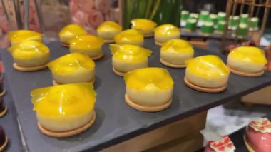 Öğlen saatlerinde fırında sergilenen lezzetli tatlılar. Yüksek kalite 4k görüntü