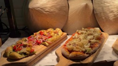 Pizzayla tezgahı yakın plan doldurun. Yüksek kalite 4k görüntü. 