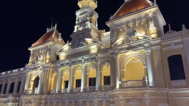 Ho Chi Minh Belediye Binası veya Ho Chi Minh Şehir Halkı Komitesi. Halk Komitesi binası seyahat ve Vietnam için ünlü bir yerdir.. 
