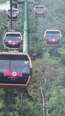 Ba na Hills teleferikli danang. Asya 'da yaz günü Sun World Ba Na Hills eğlence parkında dağlarda kulübeleri olan çalışan bir teleferik. Da Nang, Vietnam 05.21.2025