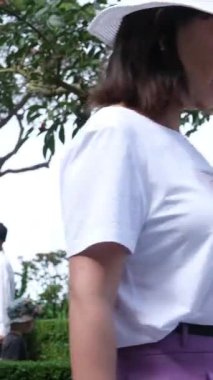 Teleferiği çekiyor. Füniküler çekimler mimari kaleler sanat sarayları sanat dağları yükseklik turizm mekanları güzel manzaralar harika ünlü yerler. Ba Na Hills Da Nang Vietnam 05.21.2025