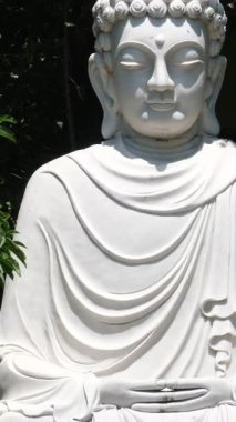Vietnam 'ın Danang şehrindeki Linh Ung Pagoda' da DANG VİETNAM Bayan Buda heykeli. Yüksek kalite 4k görüntü
