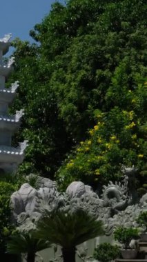 Vietnam 'ın Danang şehrindeki Linh Ung Pagoda' da DANG VİETNAM Bayan Buda heykeli. Yüksek kalite 4k görüntü