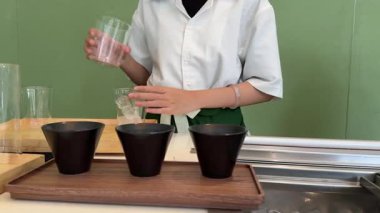 Geleneksel çay seremonisi ortamında ahşap bir tepside sunulan üç kase canlı yeşil kibrit kutusu ile güzel bir eşleşen çay seti. - Evet. Yüksek kalite 4k görüntü