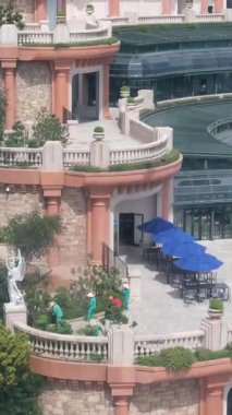 Teleferiği çekiyor. Füniküler çekimler mimari kaleler sanat sarayları sanat dağları yükseklik turizm mekanları güzel manzaralar harika ünlü yerler. Ba Na Hills Da Nang Vietnam 05.21.2025