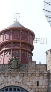 Moulin Rouge Yel değirmeni Fransa Kaleleri sanat sarayları yükseklik turizmi fotoğrafları için güzel manzaralı ünlü yerler. Ba Na Hills Da Nang Vietnam 05.21.2025