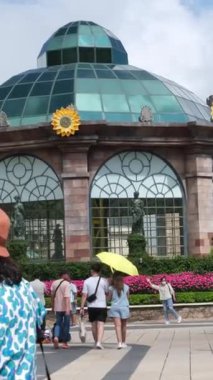 Farklı milletlerden gelen turist kalabalığı sanat sarayları, yüksek turizm merkezleri, güzel manzaralı, ünlü yerler. Ba Na Hills Da Nang Vietnam 05.21.2025