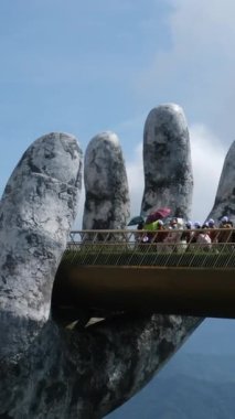 Ba Na Hills 'teki Altın Köprü, Vietnam, Ba Na Hills' deki ikonik Altın Köprü, zarif bir şekilde dev taş ellerle tutuluyor, bereketli dağların nefes kesici manzarasını sunuyor. Da Nang, Vietnam 21.05.2025