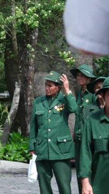 Vietnam Savaşı gazileri, madalyalı ve sigaralı yaşlı adamlar kameraya bakan yaşlı ve üniformalı kahramanlara bakan tipler. Vietnam Danang 05.21.2025 
