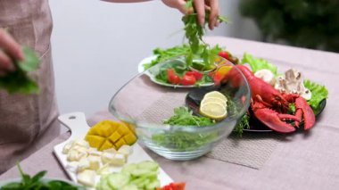 Salataya roka ekle. Taze Salata Malzemeleri. Ardından da Kamera Kaseye Düşüyor. Yüksek kalite 4k görüntü