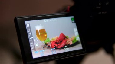 Kamera önünde, bira, ıstakoz ve karidesin lezzetli yemeklerini çekiyoruz. Yüksek kalite 4k görüntü