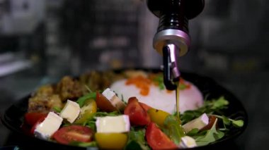Canlı malzemeler ve sosla nefis salata hazırlığı. Yüksek kalite 4k görüntü