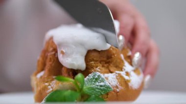 Şekerli çörekleri büyük, lezzetli romlu, romlu, naneli, şekerli şekerlemeleri kes. Yüksek kalite 4k görüntü