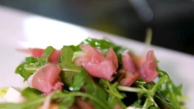 Jambon salatası jamon et sebzeler taze lezzetli gurme yemek arka planı masa rustik yemek üst görünüm fotokopi alanı. Yüksek kalite 4k görüntü