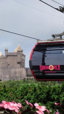 Teleferiği çekiyor. Füniküler çekimler mimari kaleler sanat sarayları sanat dağları yükseklik turizm mekanları güzel manzaralar harika ünlü yerler. Ba Na Hills Da Nang Vietnam 05.21.2025
