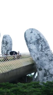 Teleferiği çekiyor. Füniküler çekimler mimari kaleler sanat sarayları sanat dağları yükseklik turizm mekanları güzel manzaralar harika ünlü yerler. Ba Na Hills Da Nang Vietnam 05.21.2025