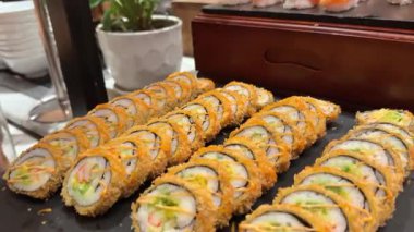 Tepsi seçiminde açık büfede kızarmış ekmek. Yüksek kalite 4k görüntü