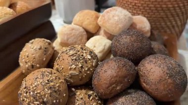 Taze pişmiş ekmek ve rulo çeşitleri. Yüksek kalite 4k görüntü