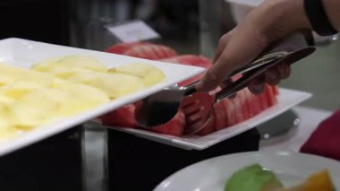 Kırmızı ve sulu karpuz dilimler halinde kesilmiş ve ahşap bir masada bir arada tutuluyor. A ve C vitamini bakımından zengin Tarbooj tatlı karpuzu yakından çek. Besleyici sağlıklı yaz meyvesi. Yüksek kalite 4k görüntü