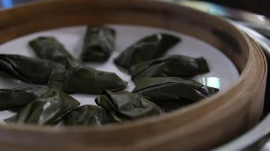 Otak-otak Güneydoğu Asya balık keki ve yaprak paketlerine sarılmış. Yüksek kalite 4k görüntü