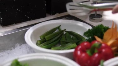 Parlak turuncu habanero biberleri ve taze yeşil bamya gıda pazarında güzelce sergileniyor. Yüksek kalite 4k görüntü