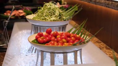 Açık büfe sebze, domates, salatalık, bedava yemek, çok lezzetli. Yüksek kalite 4k görüntü