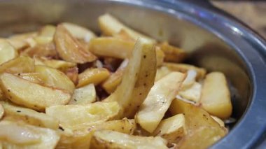 Patates karıştırma, silikon spatula, patates kızartma, yağda, kızartma tavasında, soyulmamış, dilimlenmemiş, baharatlı, mobil video, Yüksek kalite 4k görüntü