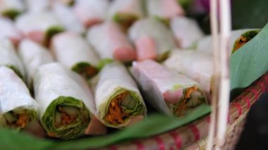 Vietnam Taze Bahar Rolls 'u ve tatlı biberli sos. Yüksek kalite 4k görüntü
